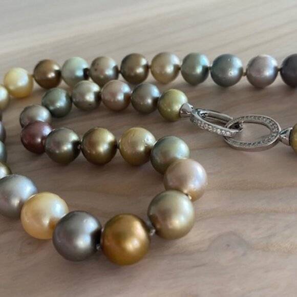 Genuine Tahitian Cultured South Sea Pearl necklace with silver lock - Picture 8 of 10